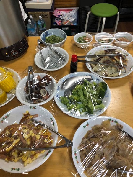 食後に絵本の読み聞かせ