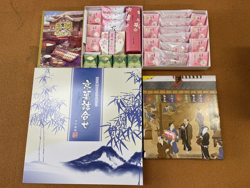 3月のご支援品3/12 お菓子、リンゴ、オレンジ等