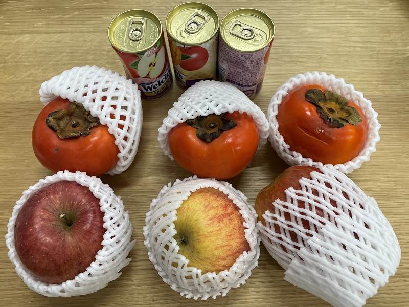 12月のご支援品12/26　リンゴ、柿、ジュース