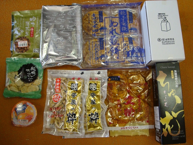 1月のご支援品  お菓子、野菜等