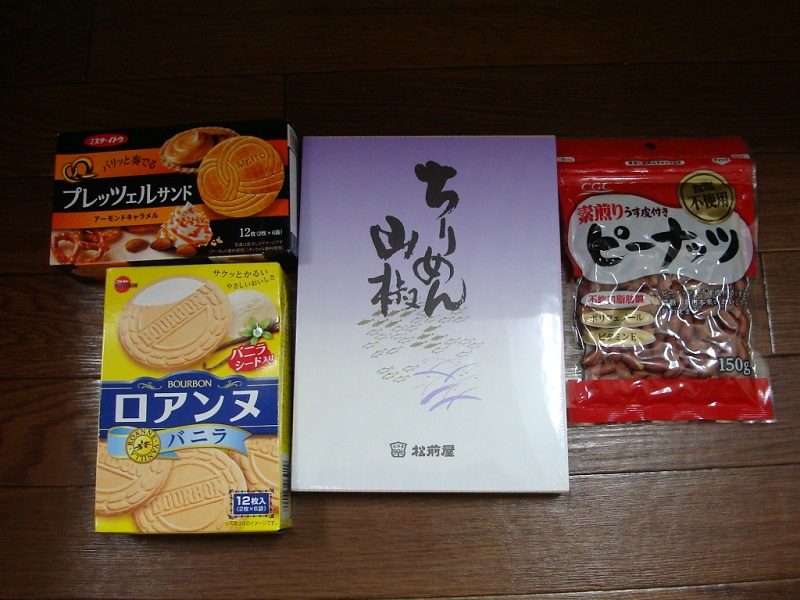 1月のご支援品  お菓子、ちりめん山椒