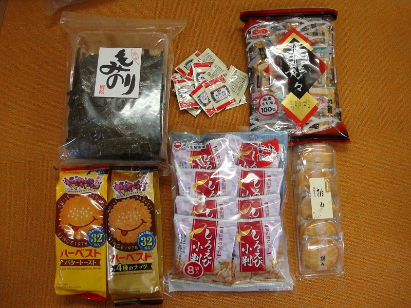 2月のご支援品  お菓子、白菜等