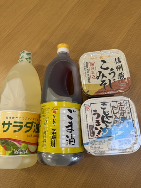 1月のご支援品1/11　サラダ油、ごま油、お味噌