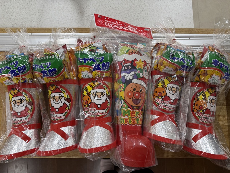 1月のご支援品1/11 お菓子、洋服 1月のご支援品1/11 お菓子、洋服