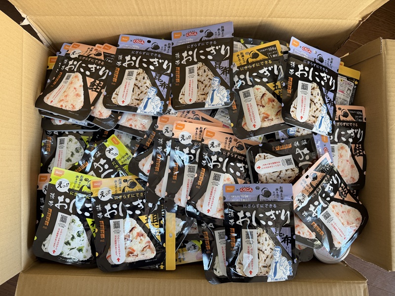 3月のご支援品3/5　携帯おにぎり、乾パン