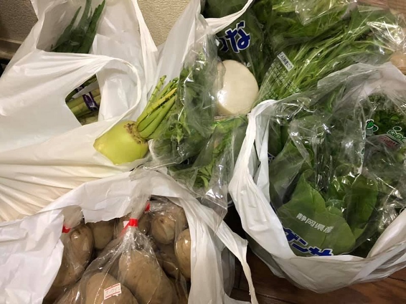 玄関前に野菜がたくさん