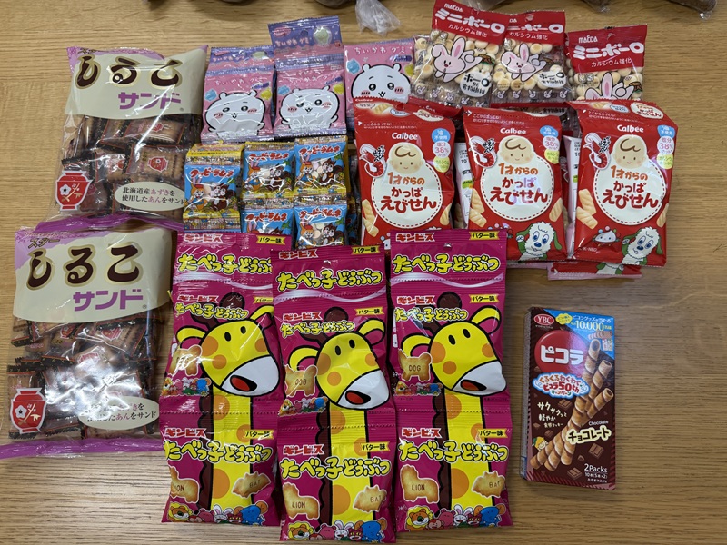 10月のご支援品10/2　お菓子、スイカ、シーチキン
