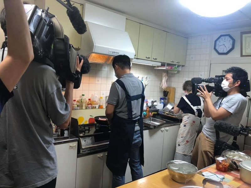 2台のカメラで撮影されながら